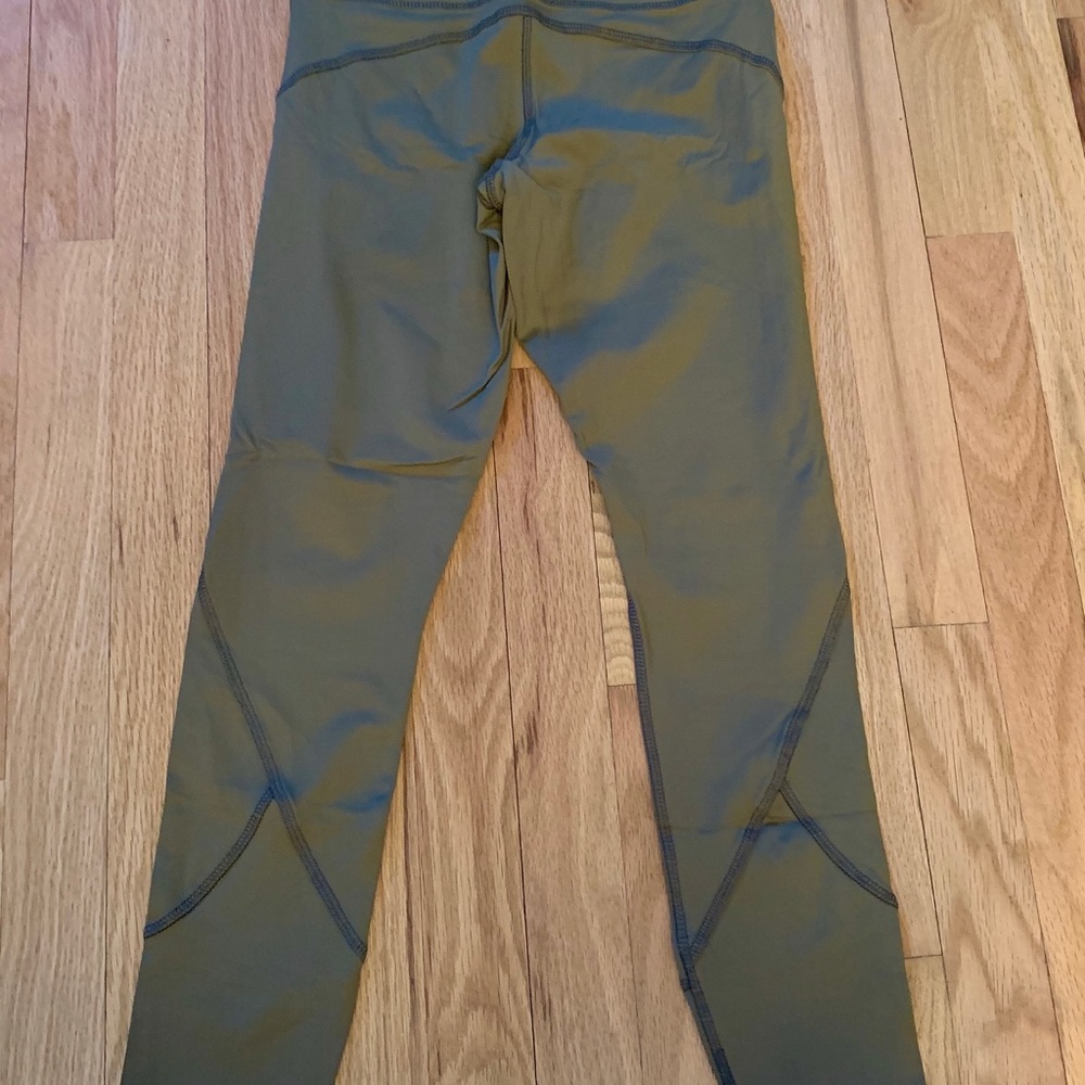 Lululemon In Movement Tight 25” Sz 4 Olive NWOT - Picture 4 of 5